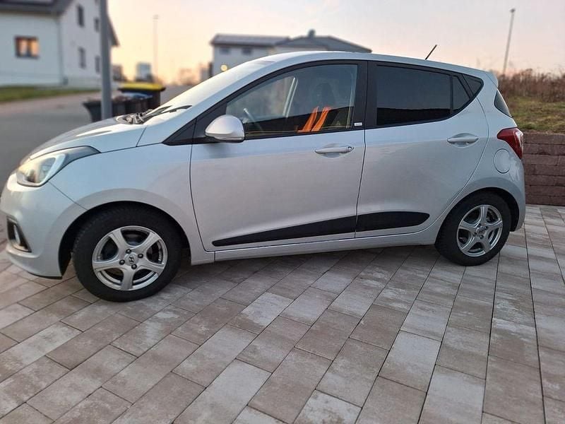 Gebraucht Hyundai i10 Passion 67 PS (49 kW) 2016 Silber Kleinwagen