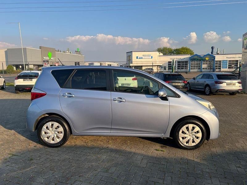 Gebraucht Toyota Verso-S Life 99 PS (72 kW) 2012 Blau Van / Kleinbus