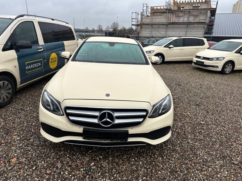 Beige Gebraucht 2017 Mercedes E200 Avantgarde Limousine | 8.900 € - Bild 1/4