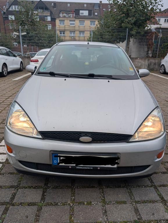 Silber Gebraucht 2000 Ford Focus Trend Limousine | 700 € (Guter Preis) - Bild 1/4