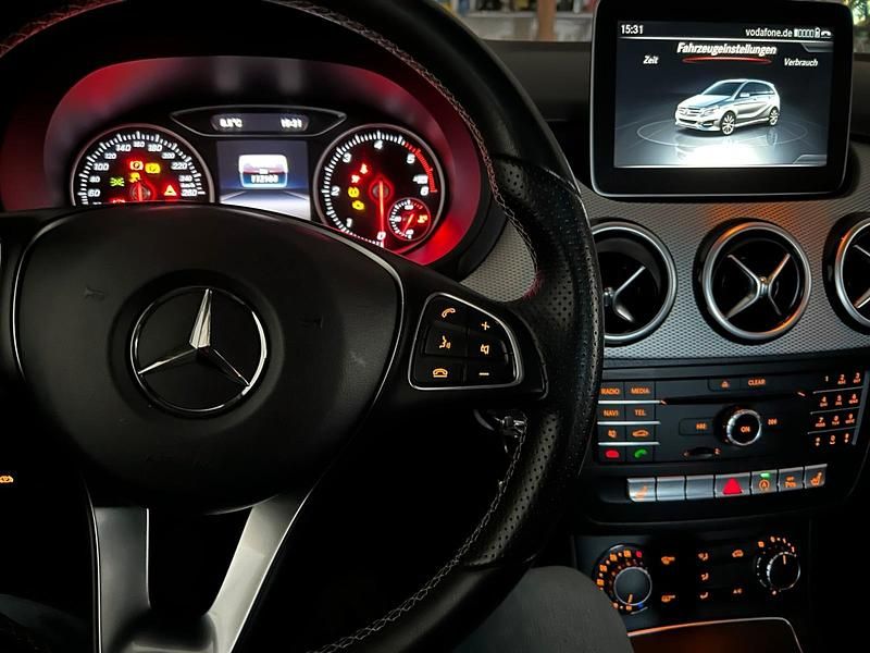 Schwarz Gebraucht 2016 Mercedes B180 AMG line Van / Kleinbus | 11.900 € (Fairer Preis) - Bild 1/4