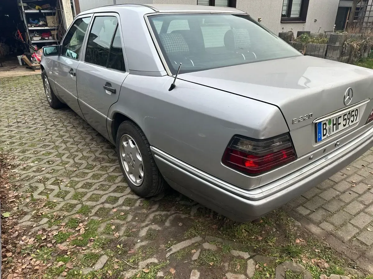 Brugt Mercedes E220 150 HK (110 kW) 1994 Sølv Sedan