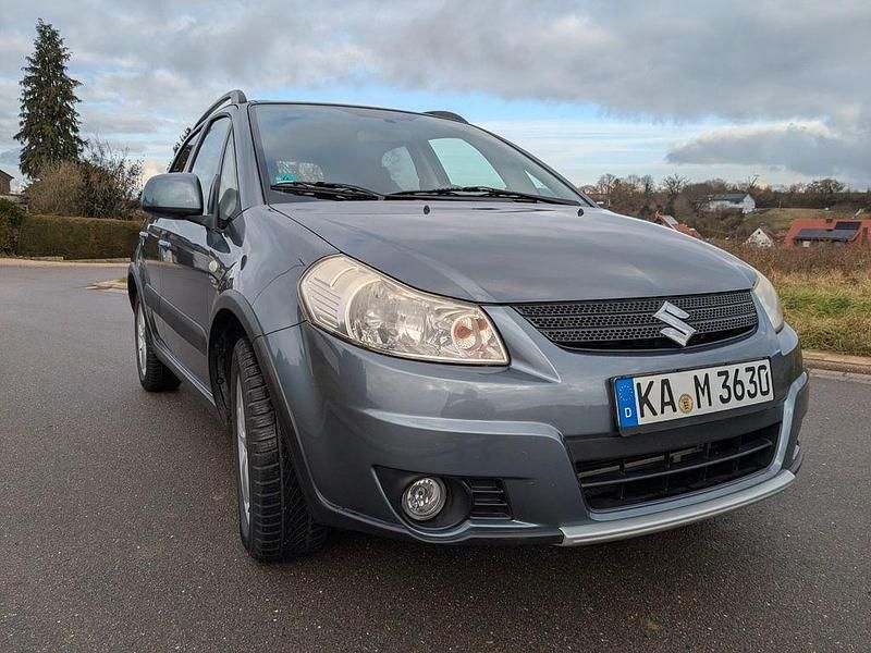 Grau Gebraucht 2007 Suzuki SX4 Limousine | 4.099 € (Fairer Preis) - Bild 1/4