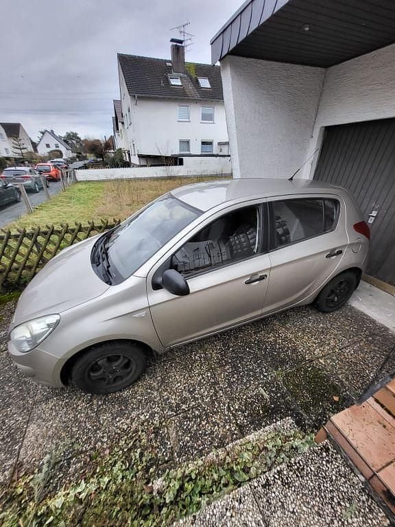 Gebraucht Hyundai i20 Edition 77 PS (56 kW) 2011 Gold Kleinwagen