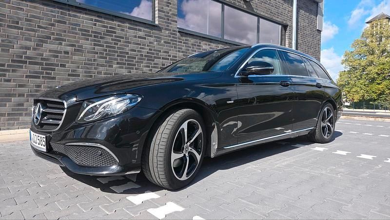 Schwarz Gebraucht 2019 Mercedes E220 Avantgarde Kombi | 25.400 € (Guter Preis) - Bild 1/4