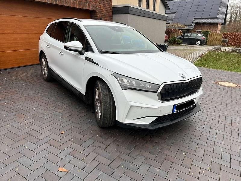 Weiß Gebraucht 2023 Skoda Enyaq iV SUV | 28.690 € (Fairer Preis) - Bild 1/4