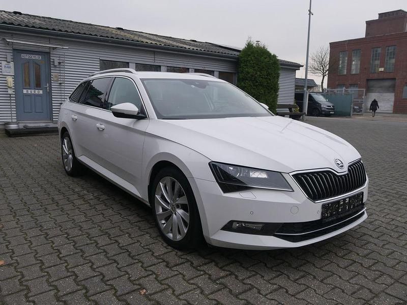 Weiß Gebraucht 2017 Skoda Superb Style Kombi | 11.950 € (Superpreis) - Bild 1/4