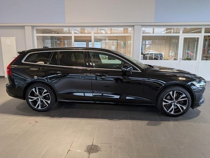 Gebraucht Volvo V60 Core 163 PS (119 kW) 2022 Schwarz Kombi