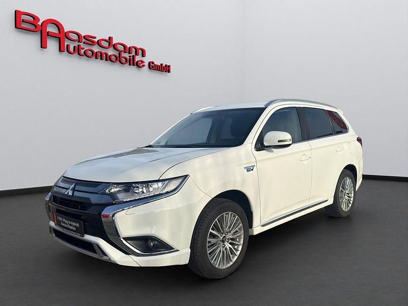 Weiß Gebraucht 2020 Mitsubishi Outlander P-HEV SUV | 16.999 € (Guter Preis) - Bild 1/4