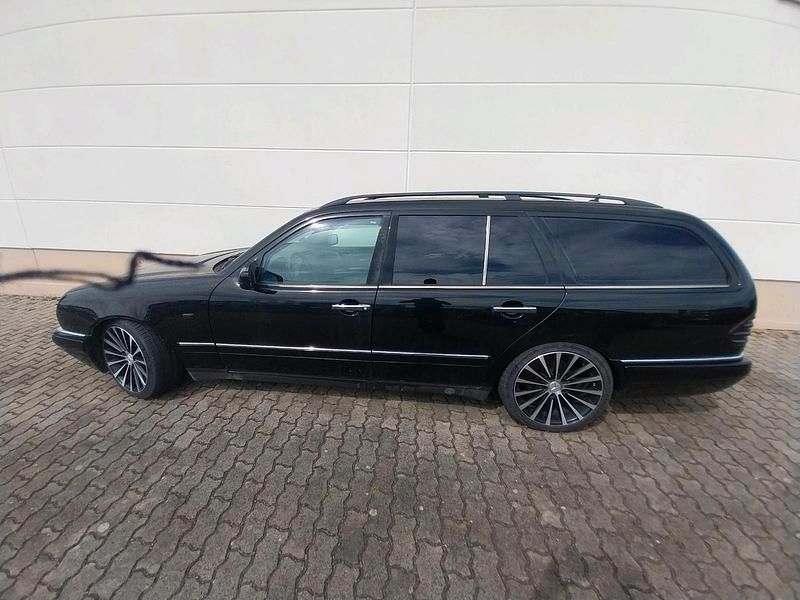 Schwarz Gebraucht 1999 Mercedes E240 Limousine | 2.200 € - Bild 1/4