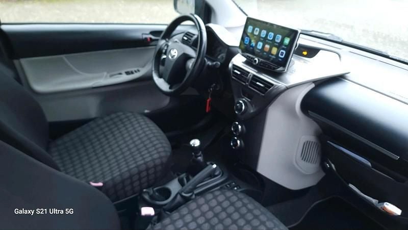 Gebraucht Toyota iQ 68 PS (50 kW) 2012 Silber Kleinwagen