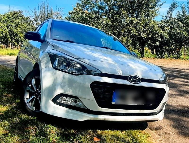 Weiß Gebraucht 2018 Hyundai i20 Passion Kleinwagen | 10.400 € (Fairer Preis) - Bild 1/4