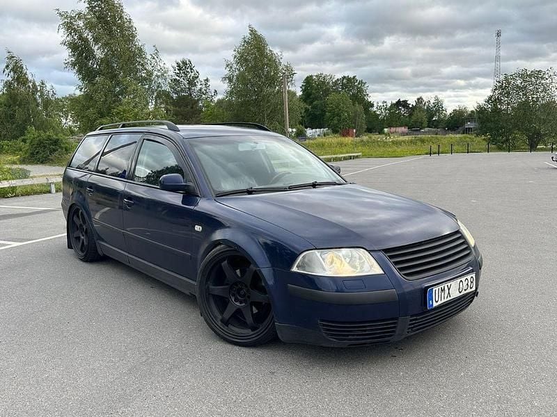 Blau Gebraucht 2003 VW Passat Trendline Limousine | 1.700 € (Superpreis) - Bild 1/4