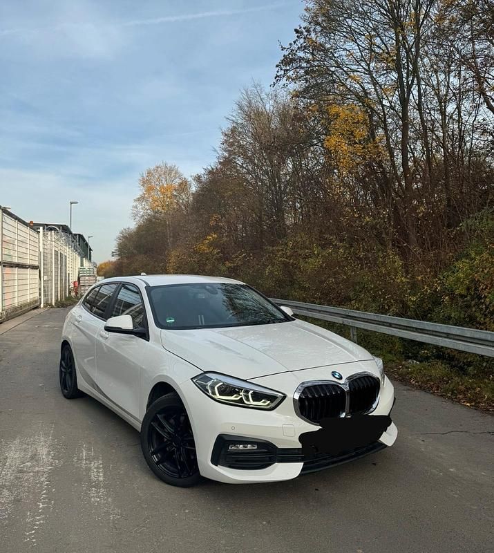 Weiß Gebraucht 2020 BMW 118 Sport Line Kleinwagen | 15.900 € (Superpreis) - Bild 1/4