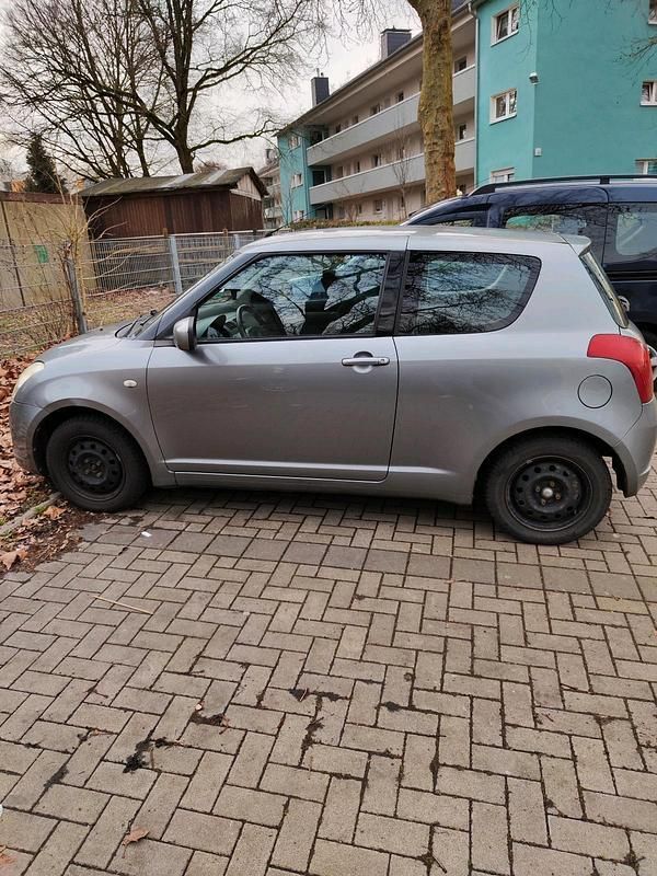 Grau Gebraucht 2005 Suzuki Swift Kleinwagen | 1.500 € (Fairer Preis) - Bild 1/4