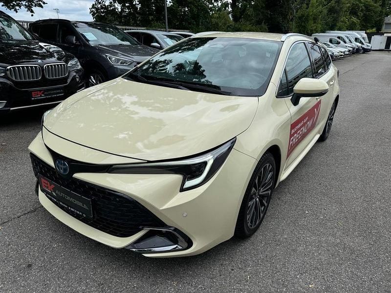 Weiß Gebraucht 2023 Toyota Corolla Team Kombi | 24.900 € (Fairer Preis) - Bild 1/4