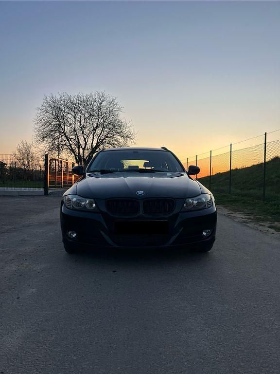 Gebraucht BMW 318 143 PS (105 kW) 2010 Schwarz Kombi