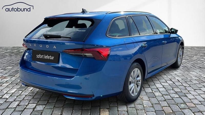 Neu Skoda Octavia Selection 150 PS (110 kW) 2025 Blau / raceblau Kombi
