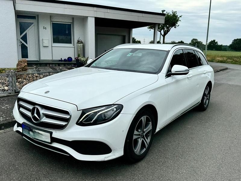 Weiß Gebraucht 2018 Mercedes E200 Kombi | 9.900 € (Superpreis) - Bild 1/4