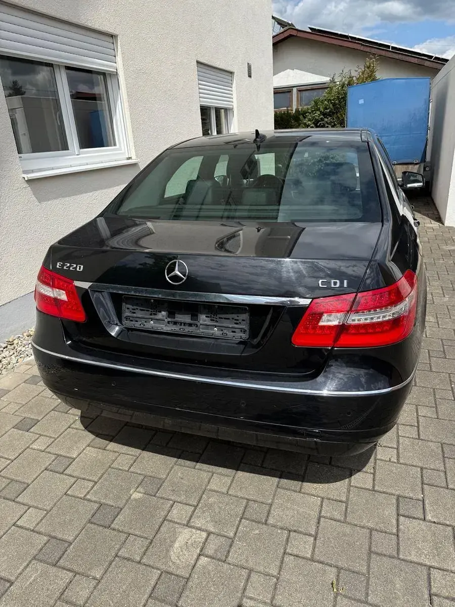 Gebraucht Mercedes E220 Avantgarde 170 PS (125 kW) 2009 Schwarz Limousine