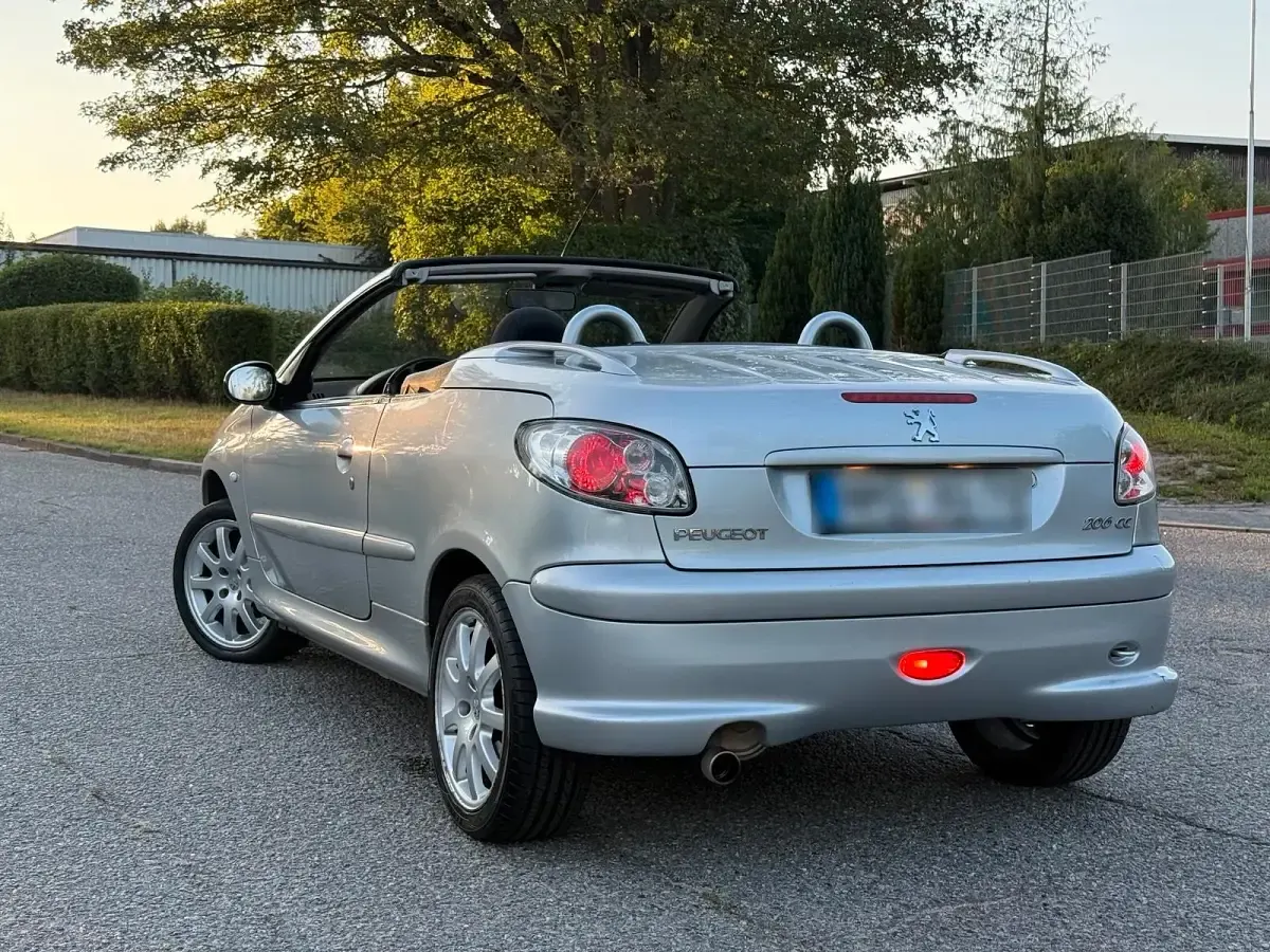 Gebraucht Peugeot 206 CC 110 PS (80 kW) 2005 Silber Cabrio