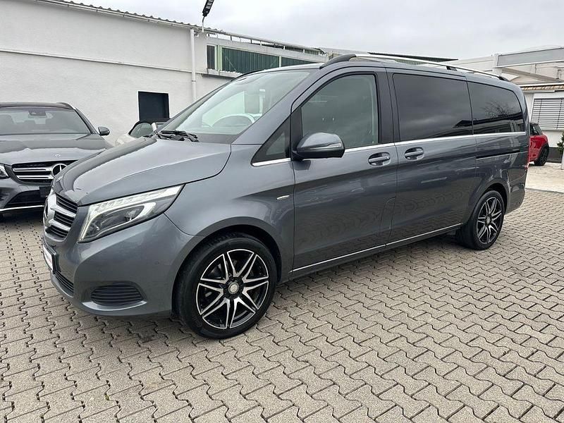 Grau Gebraucht 2017 Mercedes V250 Van / Kleinbus | 40.799 € (Fairer Preis) - Bild 1/4