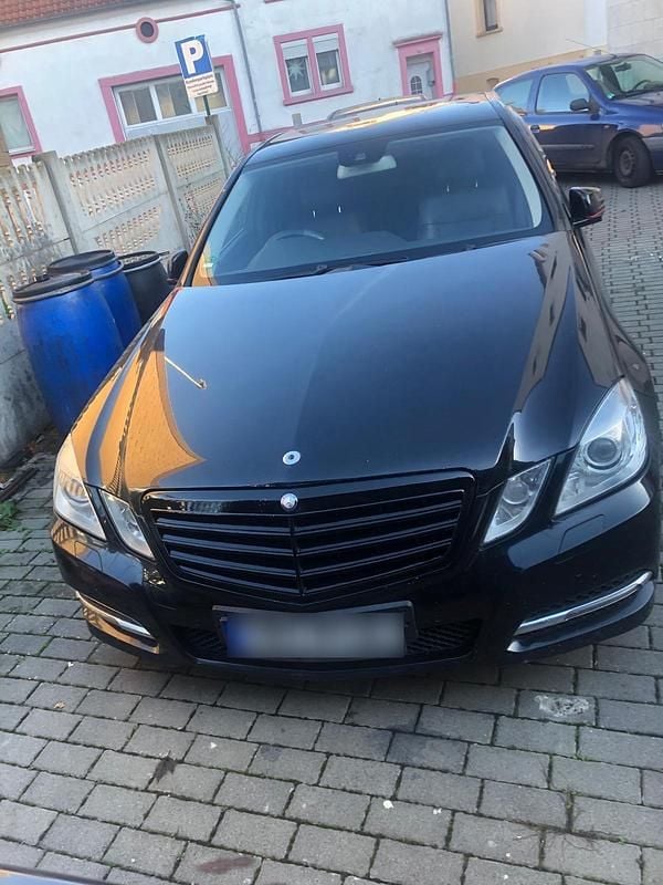 Schwarz Gebraucht 2013 Mercedes E300 Limousine | 6.000 € - Bild 1/3