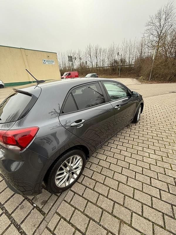 Gebraucht Kia Rio DREAM-TEAM Edition 101 PS (74 kW) 2017 Grau Limousine