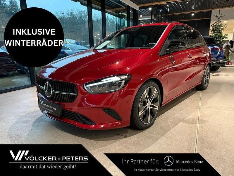 Gebraucht Mercedes B200 Night 163 PS (119 kW) 2025 Rot Van / Kleinbus