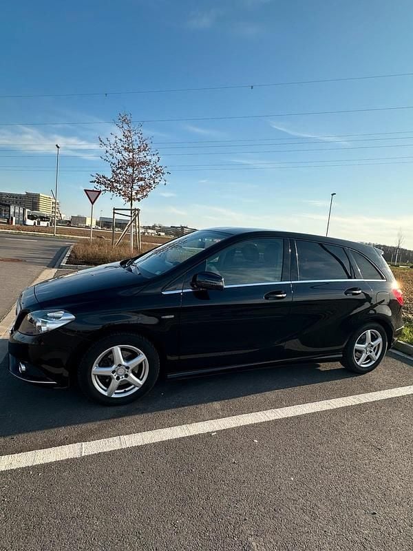 Schwarz Gebraucht 2012 Mercedes B200 Van / Kleinbus | 9.500 € (Guter Preis) - Bild 1/4
