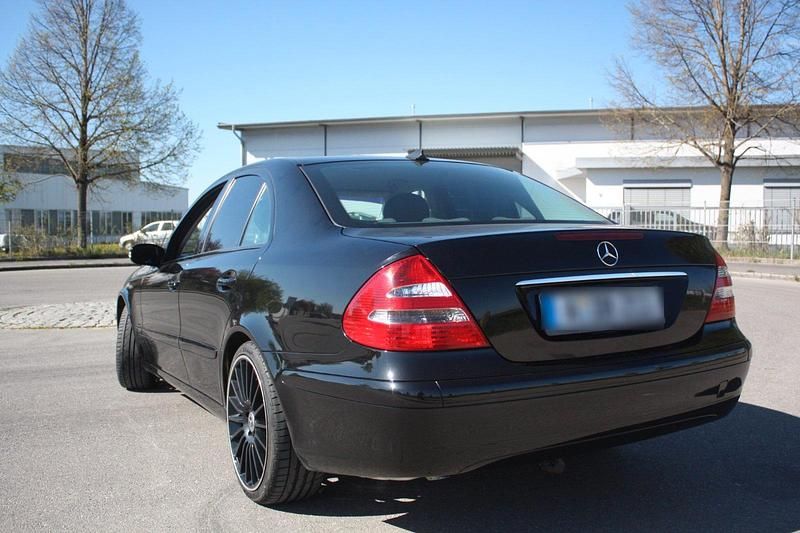 Second-hand Mercedes E200 122 CP (89 kW) 2005 Negru Berlinǎ