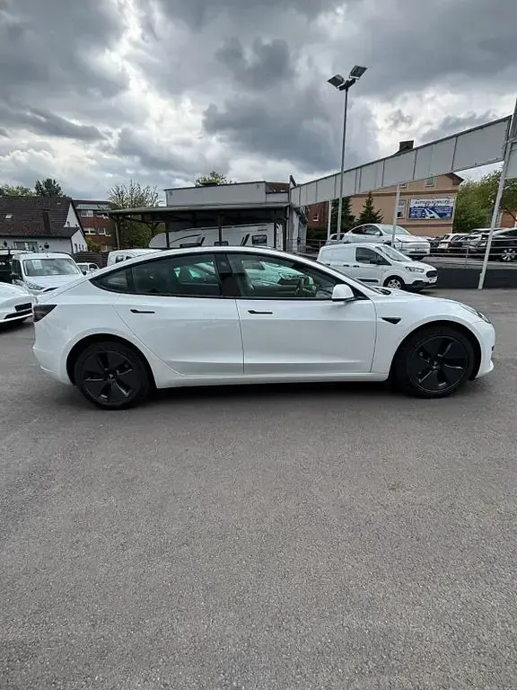 Käytetty Tesla Model 3 Standard Range Plus 239 kW (325 HP) 2021 Valkoinen Sedan