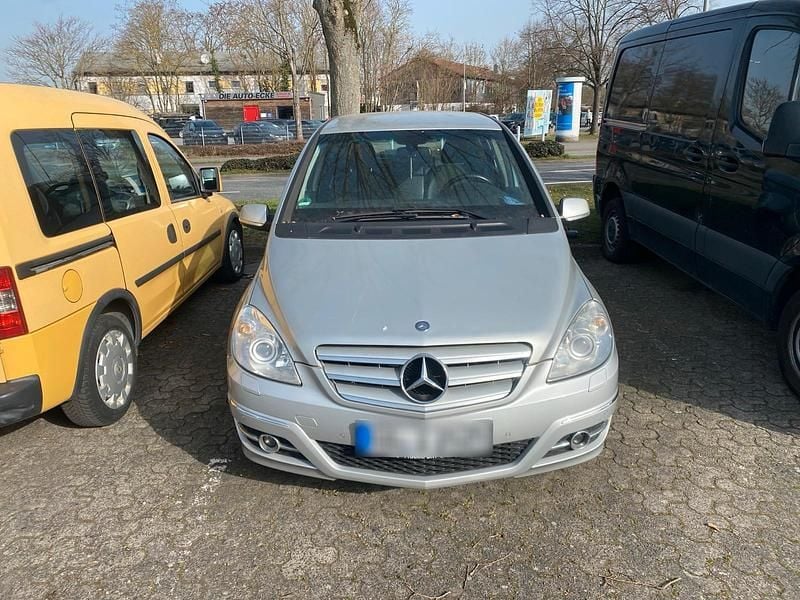 Gebraucht Mercedes B200 140 PS (102 kW) 2009 Silber Van / Kleinbus