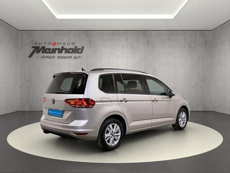 Gebraucht VW Touran Comfortline 150 PS (110 kW) 2024 Ivory silver metallic Van / Kleinbus