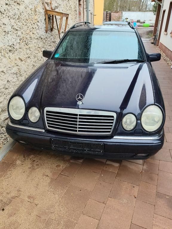 Gebraucht Mercedes E230 Avantgarde 150 PS (110 kW) 1996 Violett Limousine