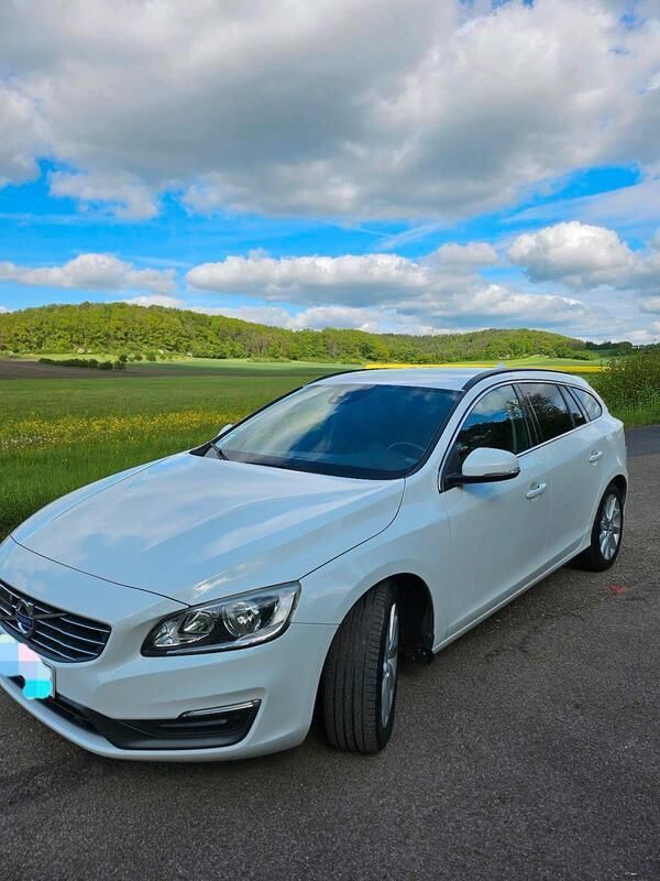 Weiß Gebraucht 2014 Volvo V60 Momentum Kombi | 10.999 € (Etwas zu teuer) - Bild 1/4