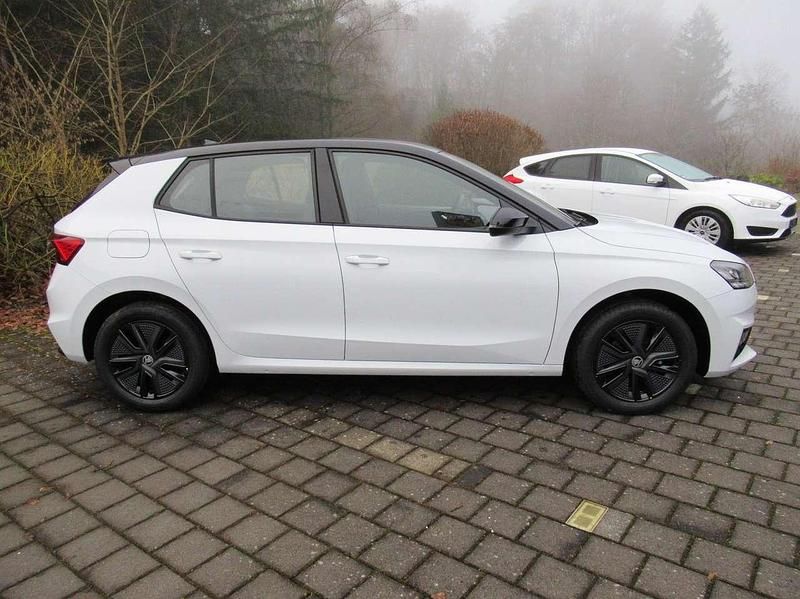 Neu Skoda Fabia Drive 95 PS (69 kW) 2025 Moon white Limousine