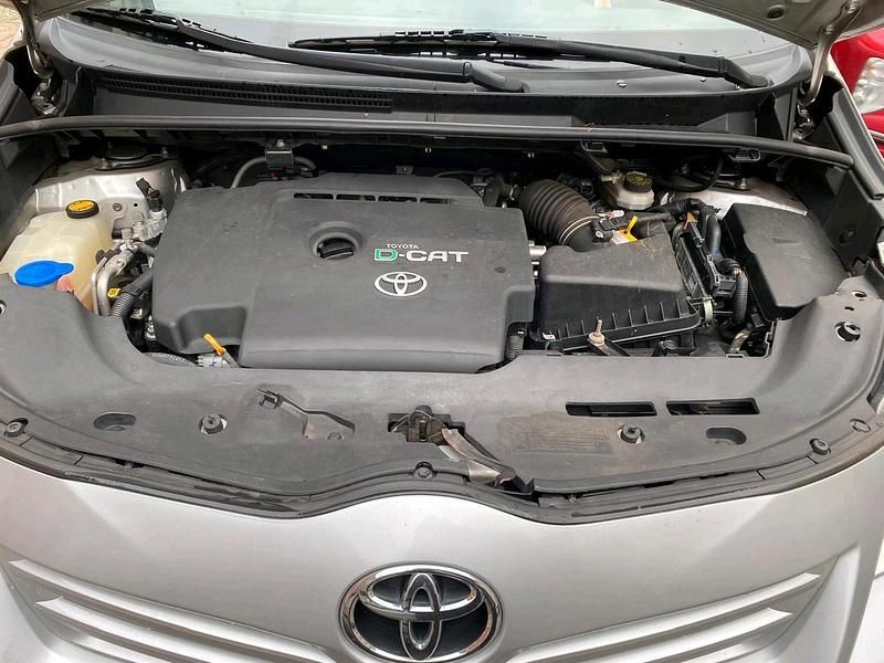 Silber Gebraucht 2009 Toyota Verso Van / Kleinbus | 5.950 € (Fairer Preis) - Bild 1/4