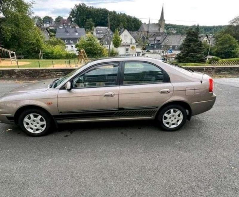 Gebraucht Kia Shuma 102 PS (75 kW) 2002 Gold Kleinwagen