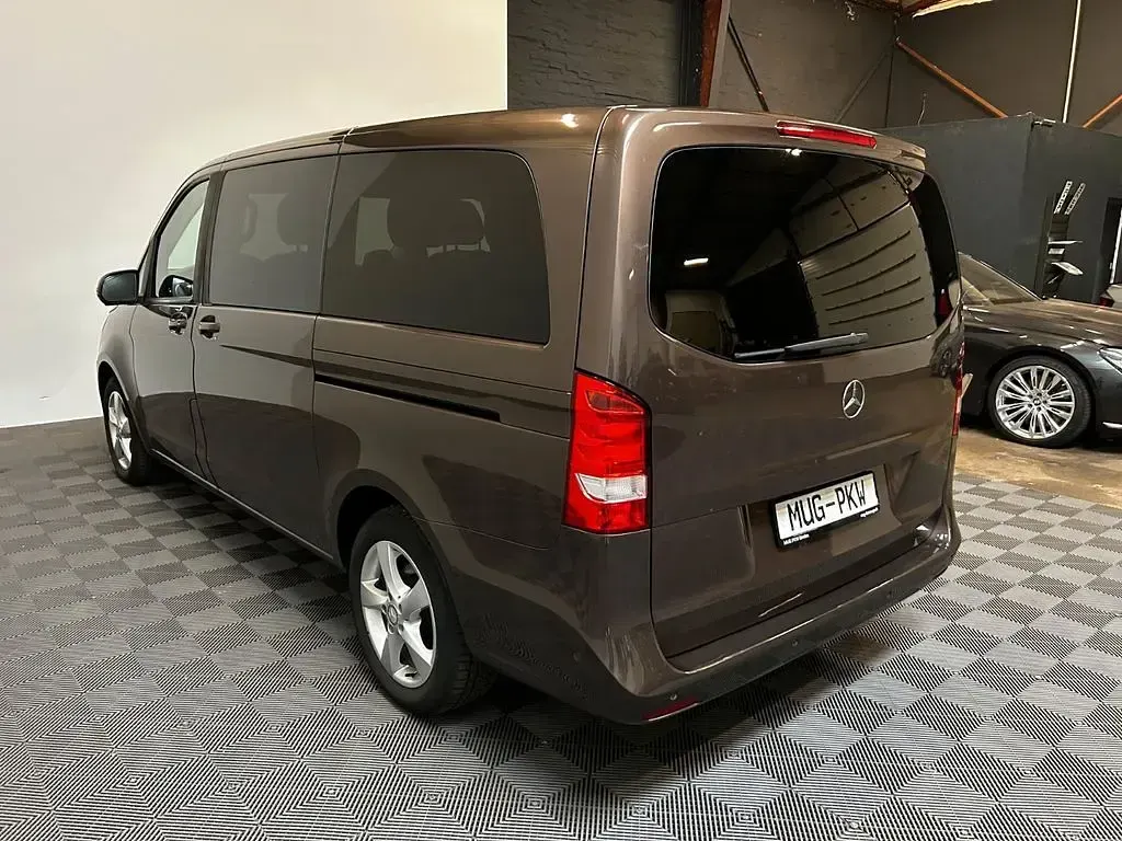 Gebraucht Mercedes V220 163 PS (119 kW) 2018 Braun Van / Kleinbus