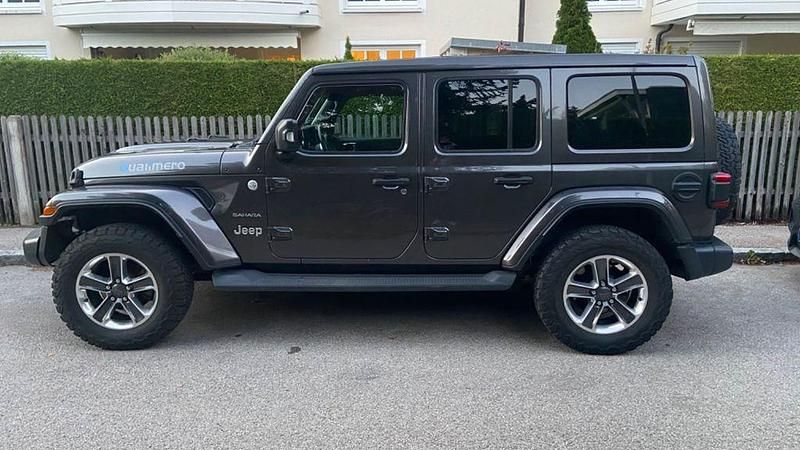 Grau Gebraucht 2018 Jeep Wrangler Unlimited Sahara SUV | 36.950 € (Fairer Preis) - Bild 1/4