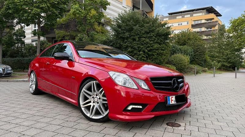 Rot Gebraucht 2009 Mercedes E350 Exclusive Coupé | 9.490 € (Fairer Preis) - Bild 1/4