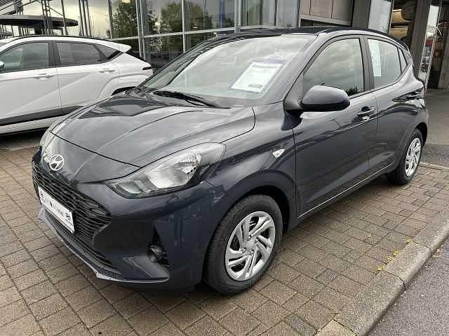 Grau Neu 2025 Hyundai i10 Select Kleinwagen | 16.990 € (Fairer Preis) - Bild 1/4