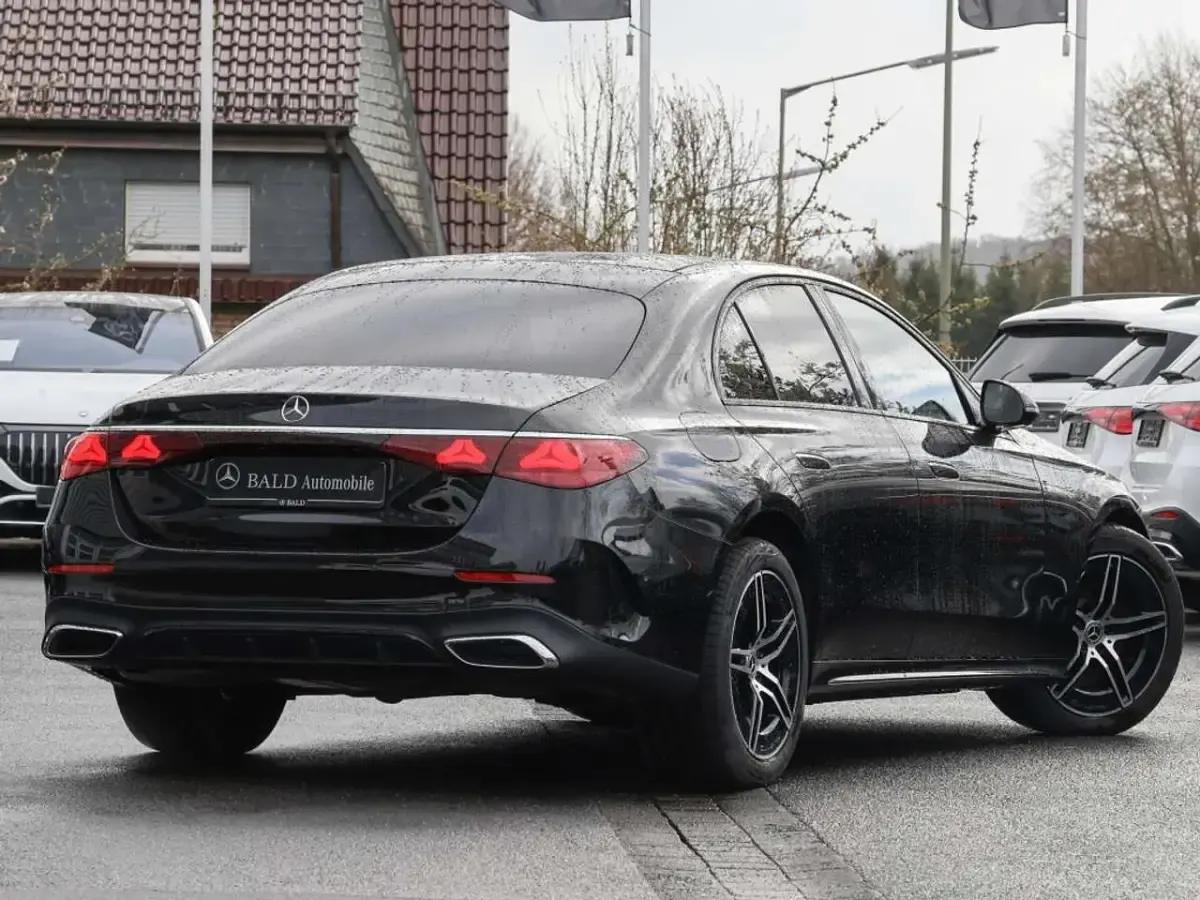 Second-hand Mercedes E200 AMG 204 CP (150 kW) 2024 Negru Berlinǎ