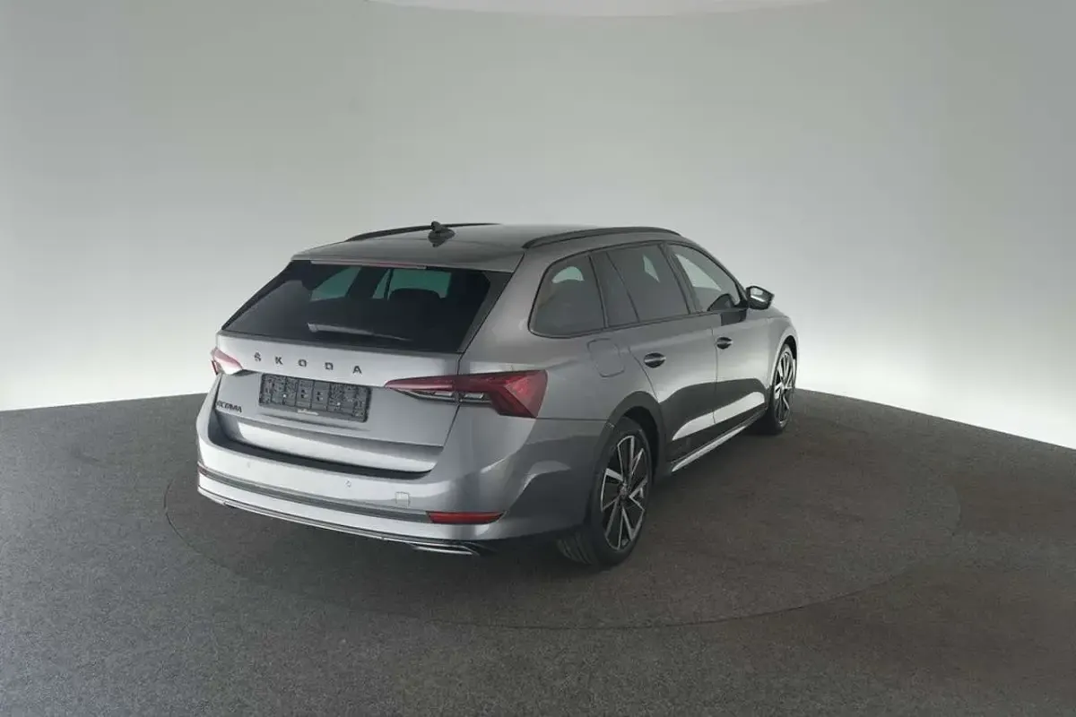 Gebraucht Skoda Octavia SportLine 150 PS (110 kW) 2023 Grau Kombi