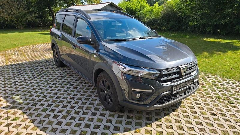 Grau Gebraucht 2022 Dacia Jogger Extreme Van / Kleinbus | 12.800 € - Bild 1/4
