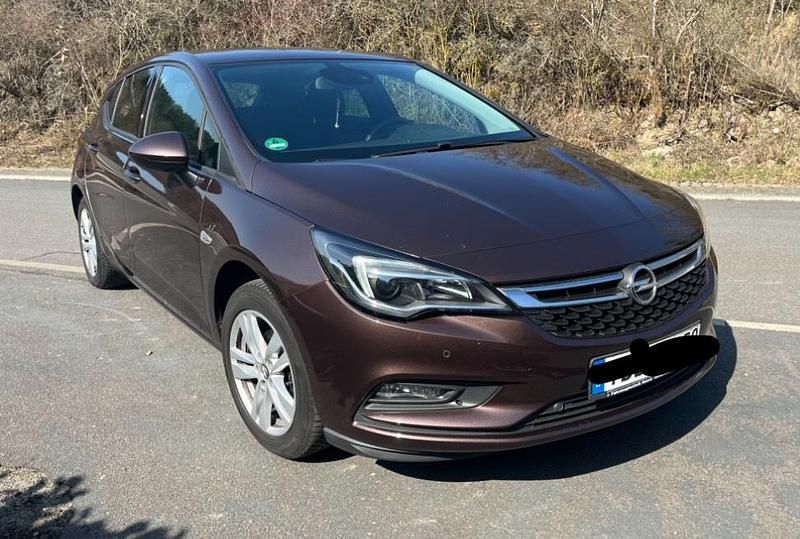 Braun Gebraucht 2017 Opel Astra Kleinwagen | 9.400 € - Bild 1/4