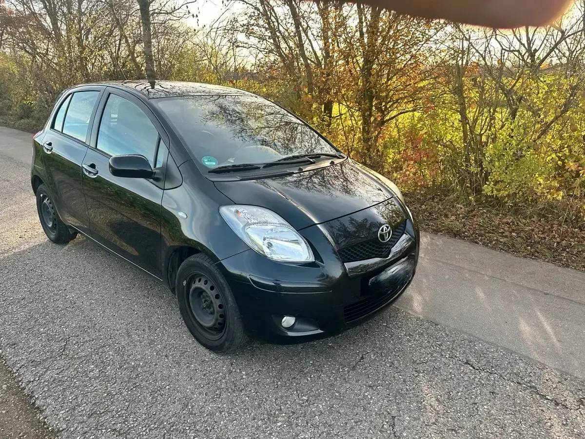 Gebraucht Toyota Yaris 99 PS (72 kW) 2011 Schwarz Kleinwagen