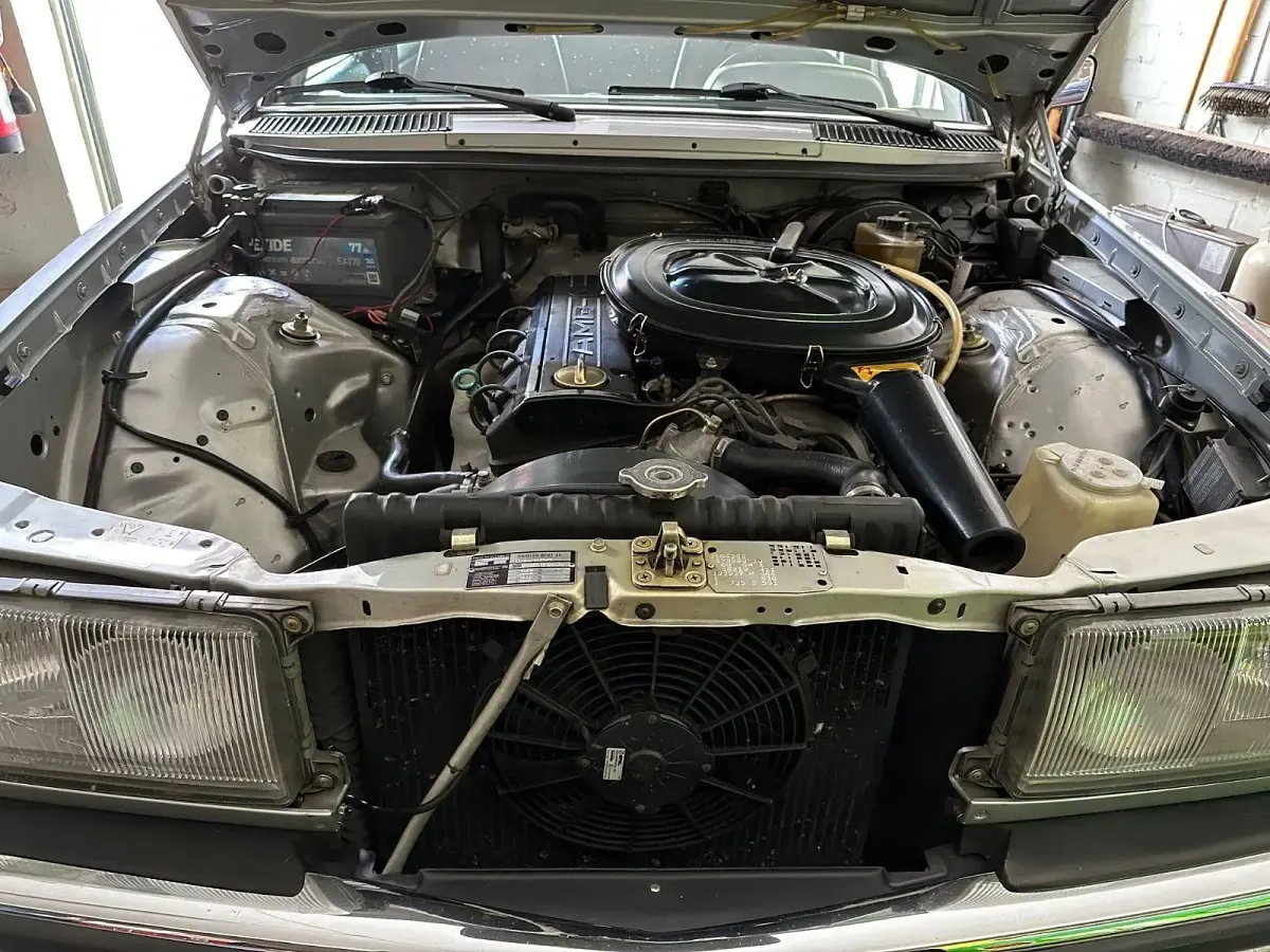 Używany Mercedes E230 AMG 140 KM (102 kW) 1982 Srebrny Sedan/Limuzyna