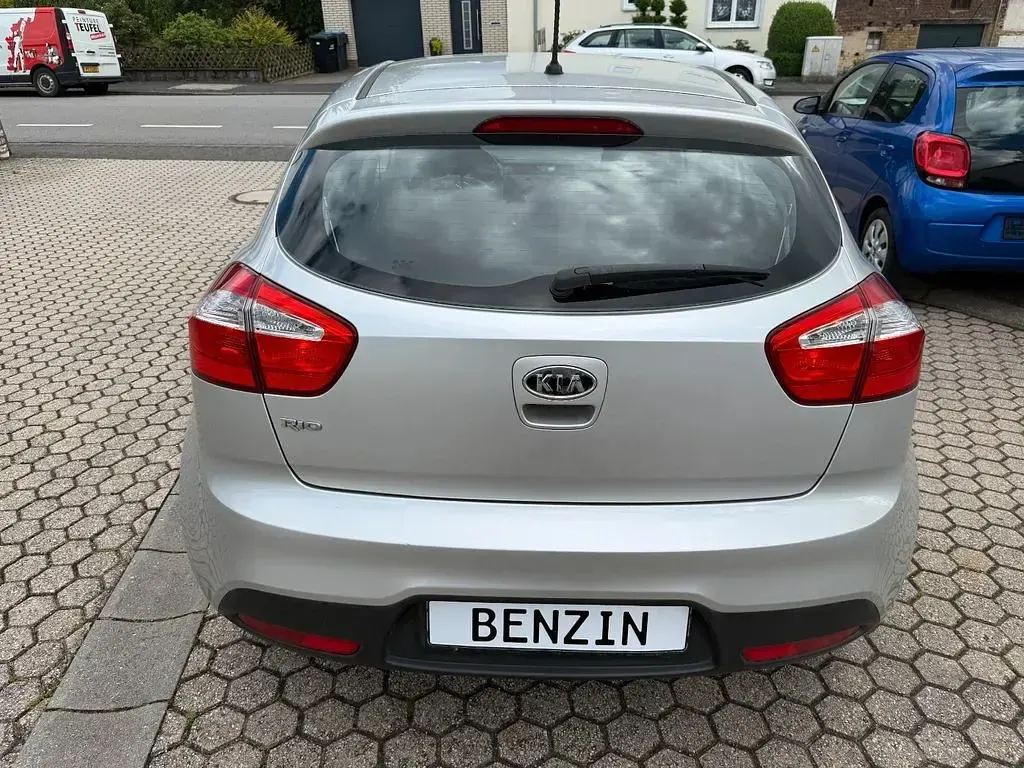 Gebraucht Kia Rio Edition 7 109 PS (80 kW) 2011 Silber Limousine